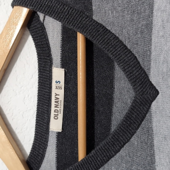 4/$12 2010 Old Navy Striped V-Neck Preppy Sweater size Small - Picture 3 of 13